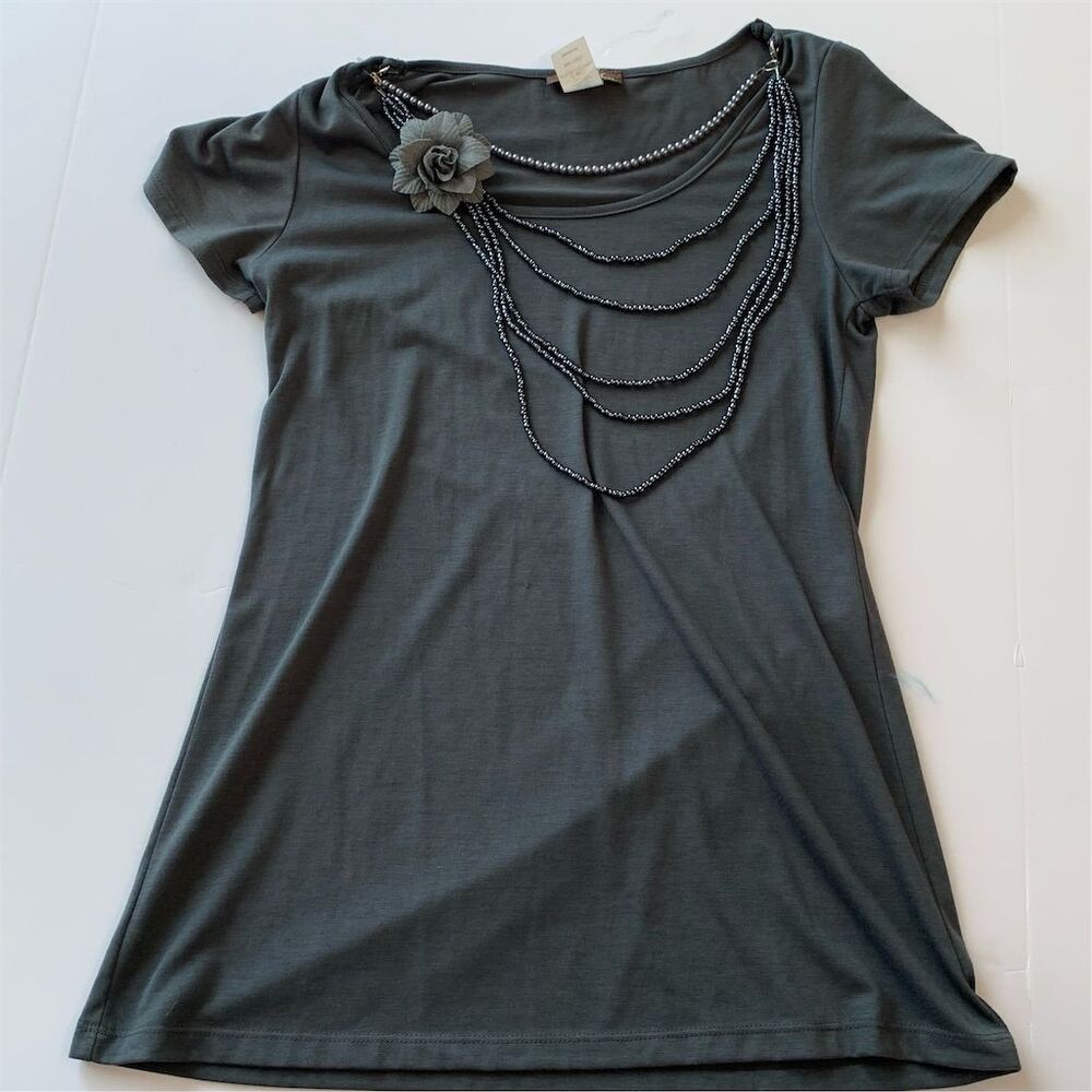 Mon Amore Charcoal Gray Short Sleeve Top with Detachable Beaded Necklace‎ Medium